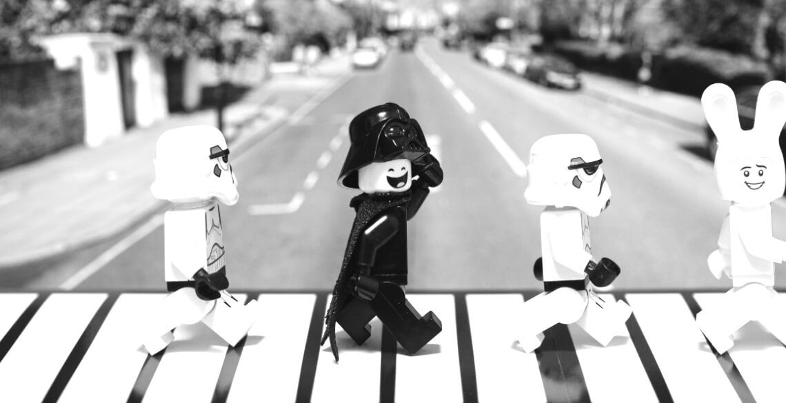 Foto von Star Wars Lego Figuren, die hintereinander laufen stellvertretend für 3 jähriges Bestehen von Jensen & Komplizen