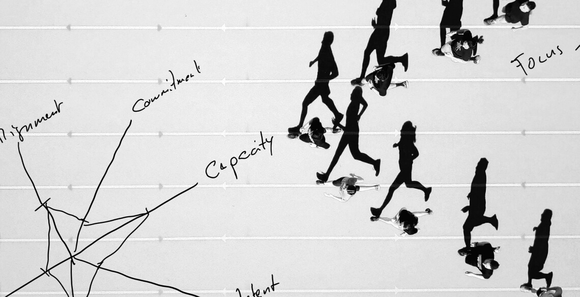 Bildüberlagerung aus Staffelläufern auf einer Rennbahn und einer Skizze von Björn Jensen aus einem der Certified Agile Leadership Trainings